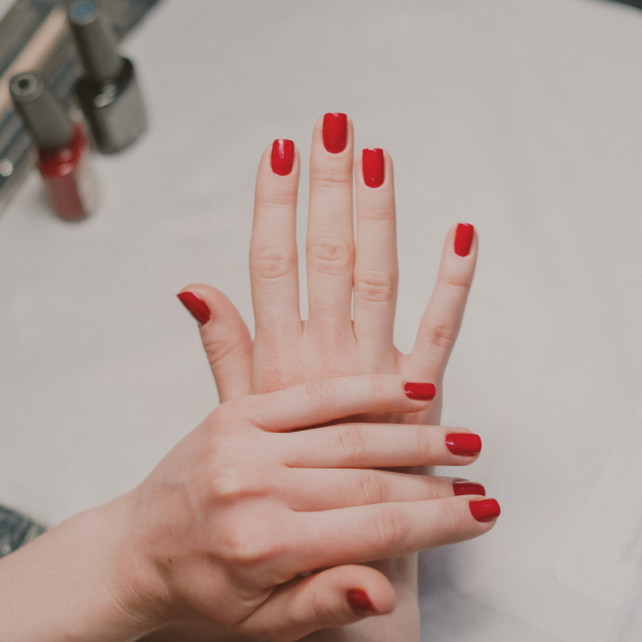 riconstruzione-unghie-con-unghie-rosse-gel